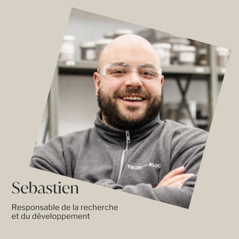 Portrait de Sebastien souriant dans un cadre professionnel.