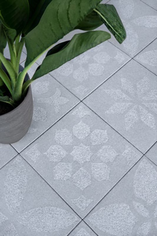 Un plan rapproché d'un plancher mettant en vedette les dalles commerciales Industria Flora de Techo-Bloc dans la couleur nickel grisé.
