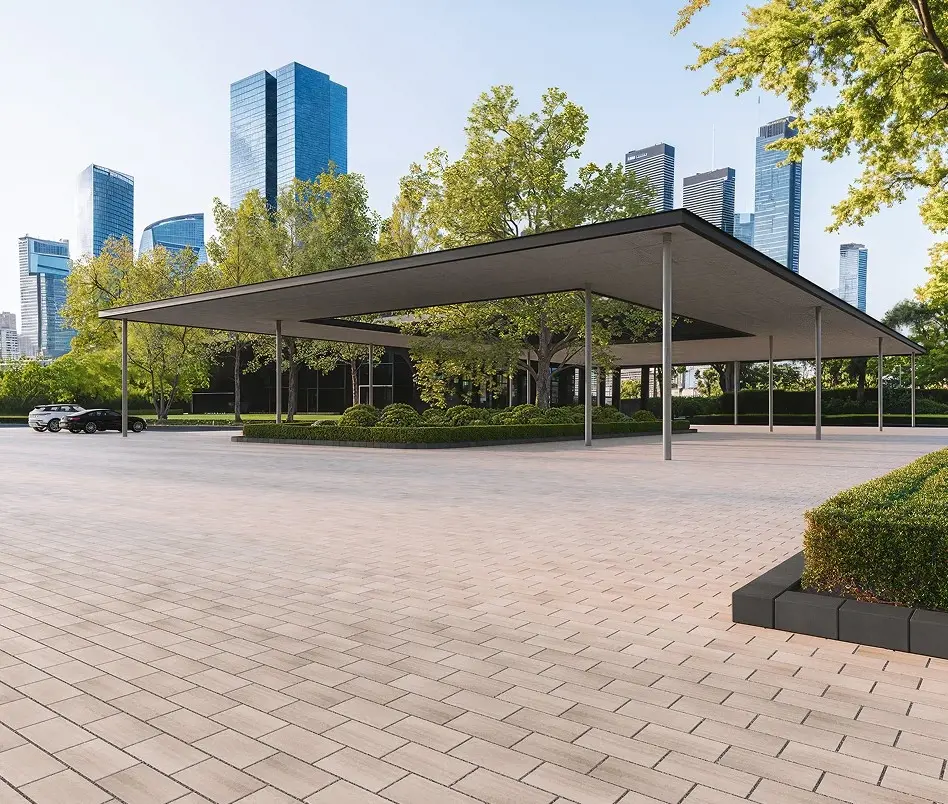 Place urbaine moderne avec marquise, aménagée avec le pavé Blu 80 6x13 de Techo-Bloc en Caffe Crema à texture lisse.