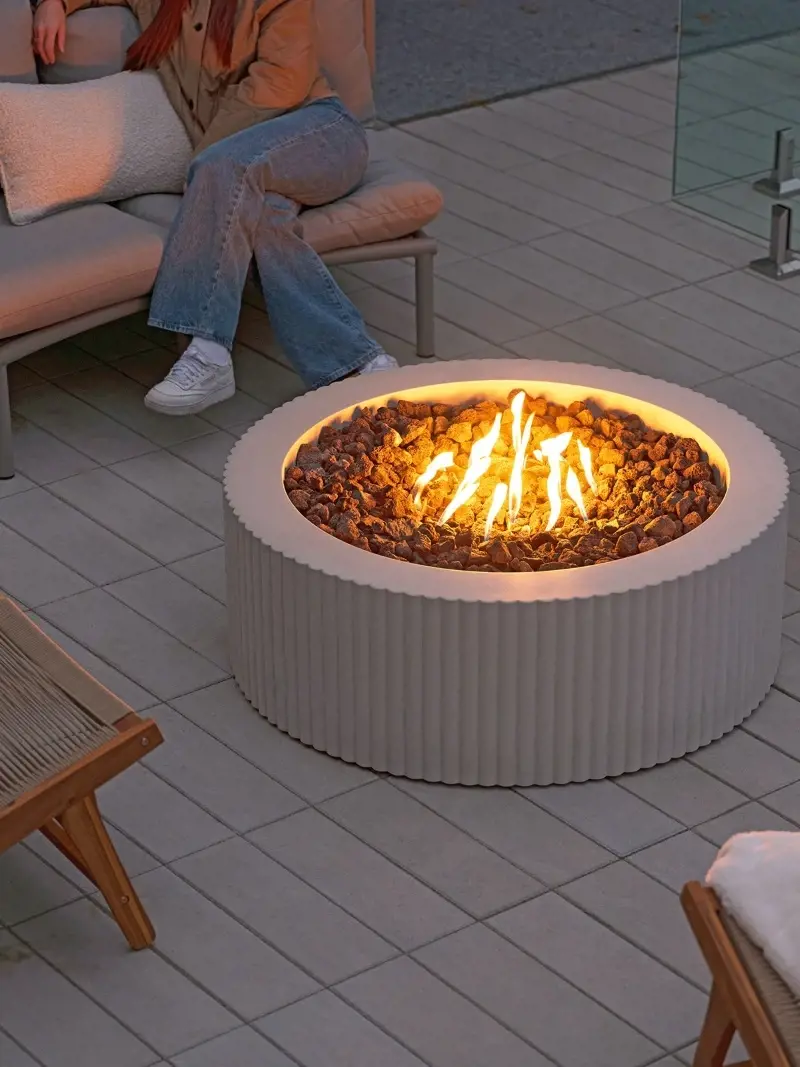 Foyer extérieur moderne Techo-Bloc sur une terrasse en pavés gris avec coin détente.