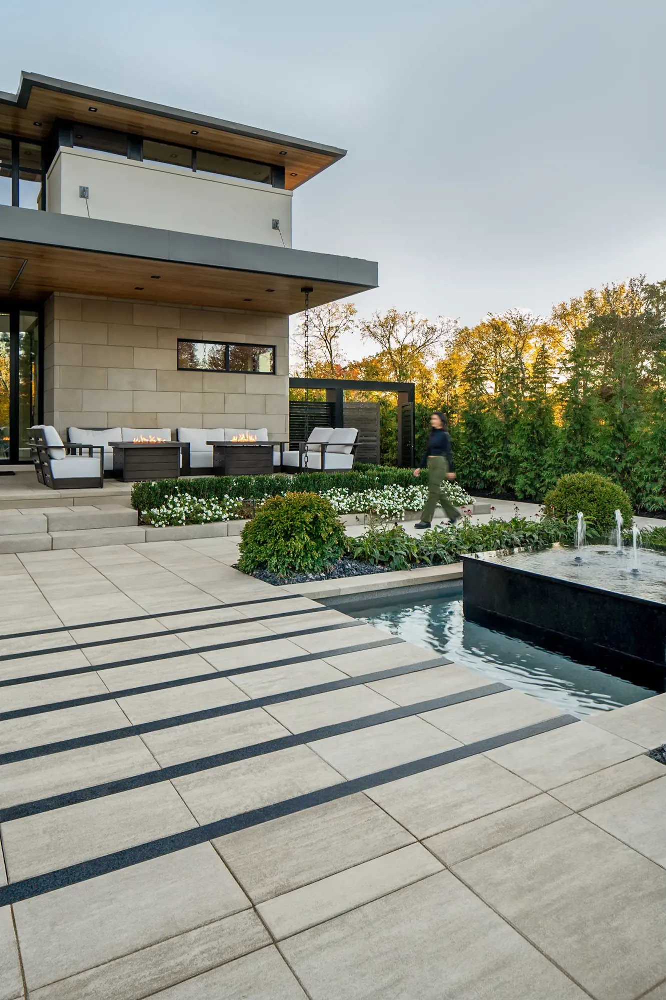 Coin salon au bord de la piscine sur dalles Industria avec accents linéaires foncés