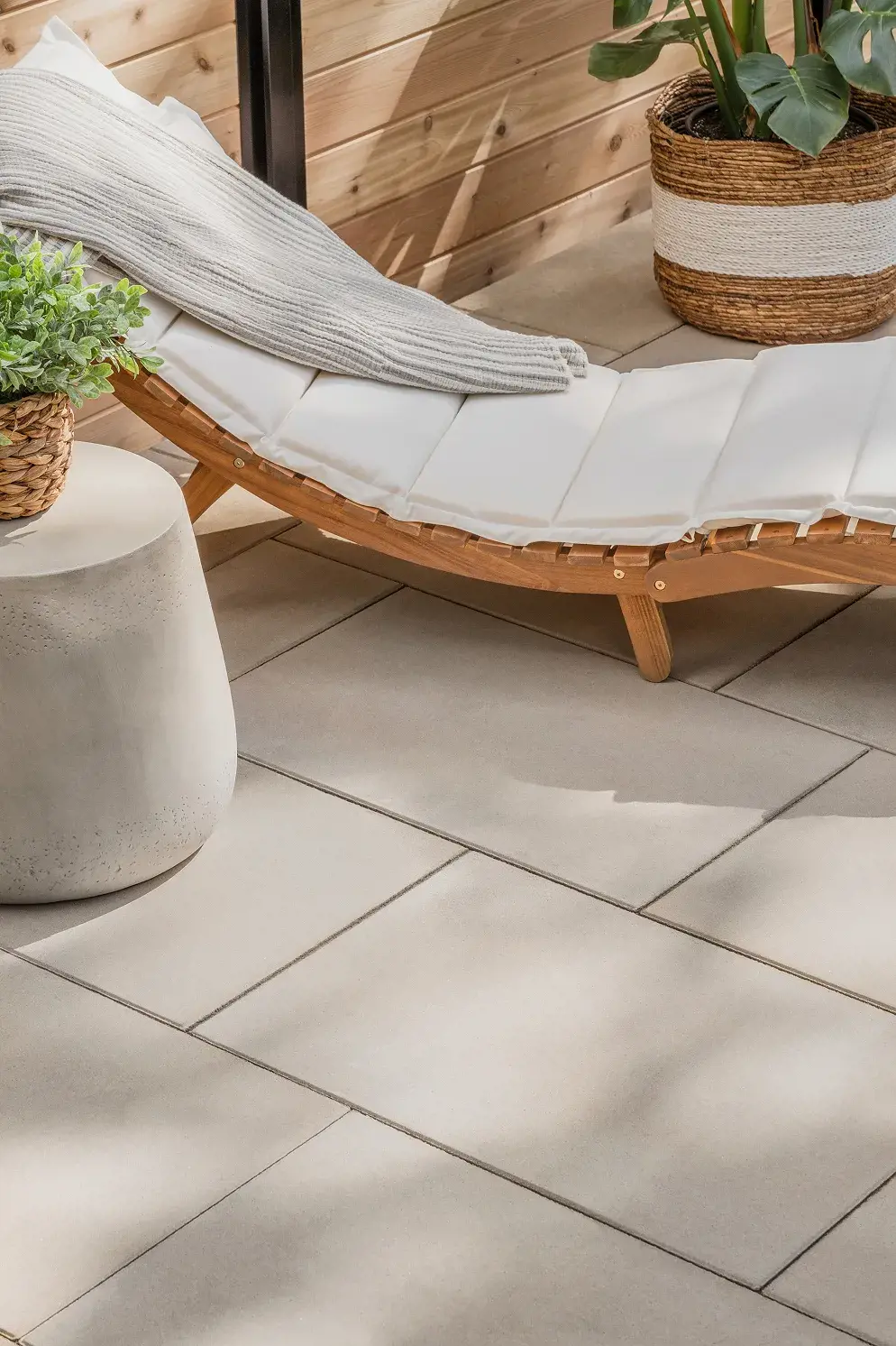 Patio en dalles Para, couleur Beige Crème, près d'une chaise longue en bois