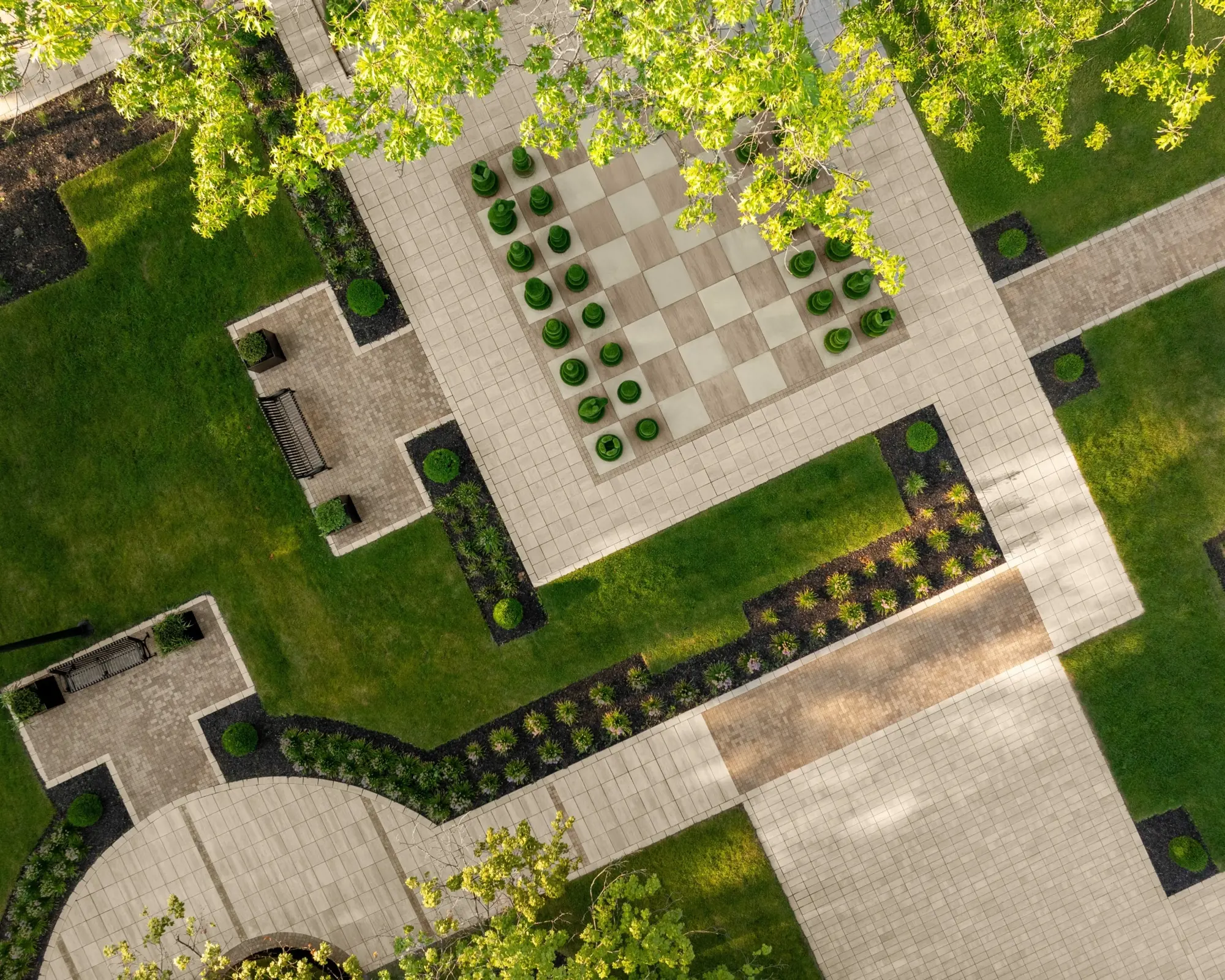 Vue aérienne du Peace Park avec plusieurs produits Techo-Bloc en motifs modulaires intégrés aux espaces verts.
