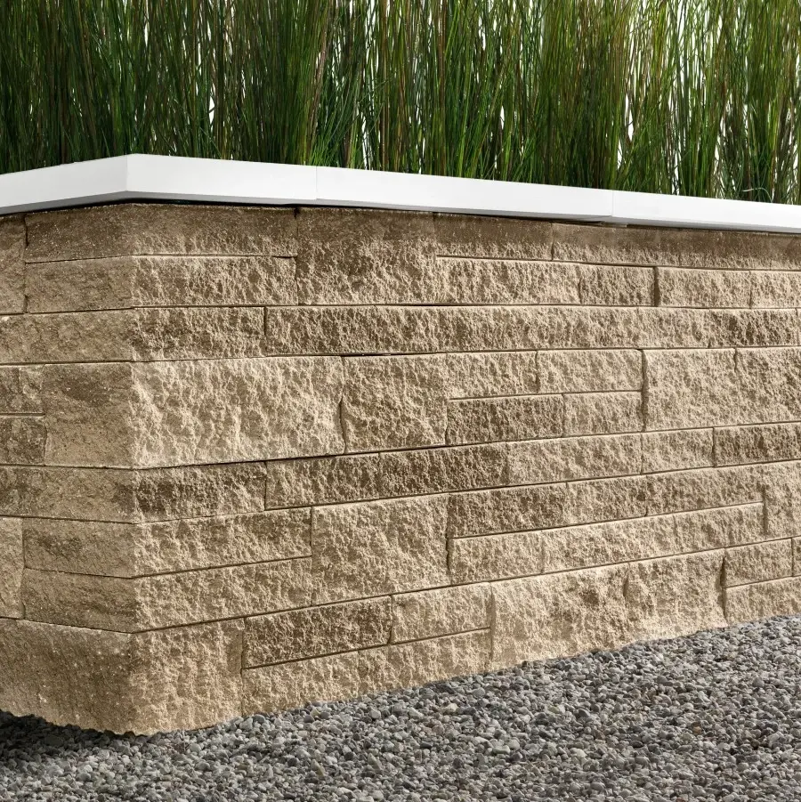 Mur Mini-Creta par Techo-Bloc en Caffè Crema avec couronnement blanc, servant de muret de jardin en façade.