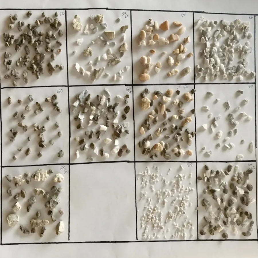 Gros plan d’échantillons de surface terrazzo Techo-Bloc fabriqués à partir de matériaux recyclés à haute réflectance solaire