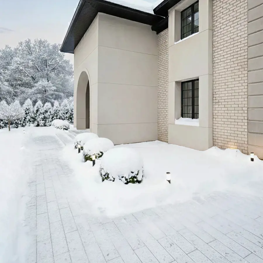 Pavés terrazzo Techo-Bloc avec protecteur appliqué en usine, illustrés en conditions hivernales avec neige et glace