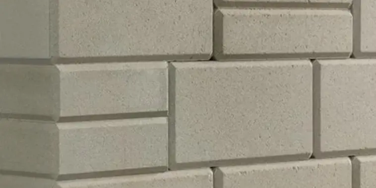 Gros plan sur le mur Raffinato Lisse de Techo-Bloc, présentant des lignes épurées, une texture lisse et une finition moderne en tons neutres clairs.