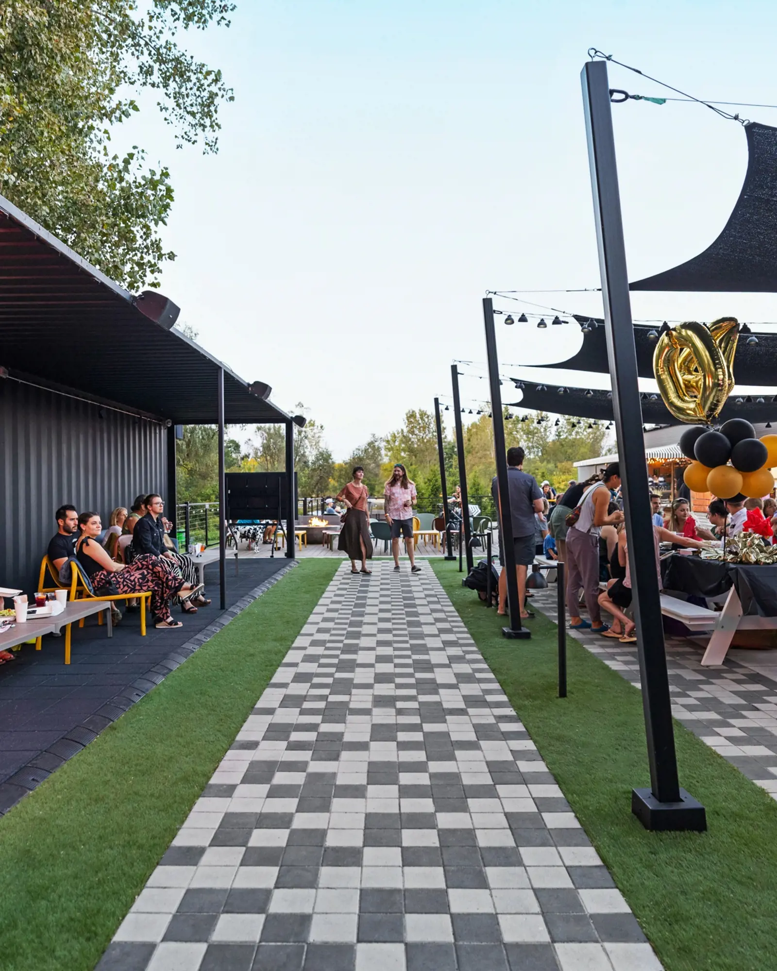 Pavés Industria 150 créant une allée piétonne à motifs audacieux au Yard at Sam Hill, dirigeant la circulation à travers le site.