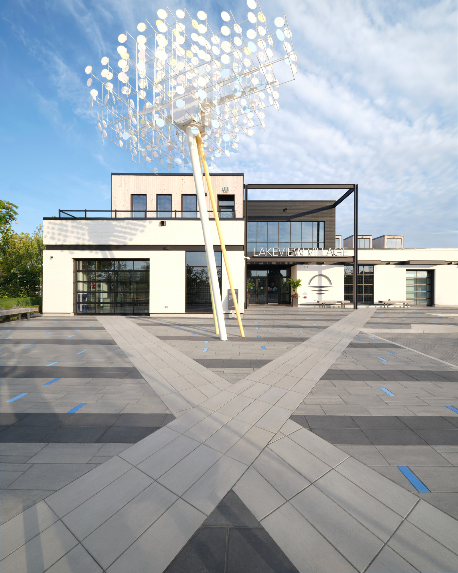 Place du Lakeview Village en pavés Industria HD² Smooth de Techo-Bloc en gris, autour de la sculpture et de l’entrée.
