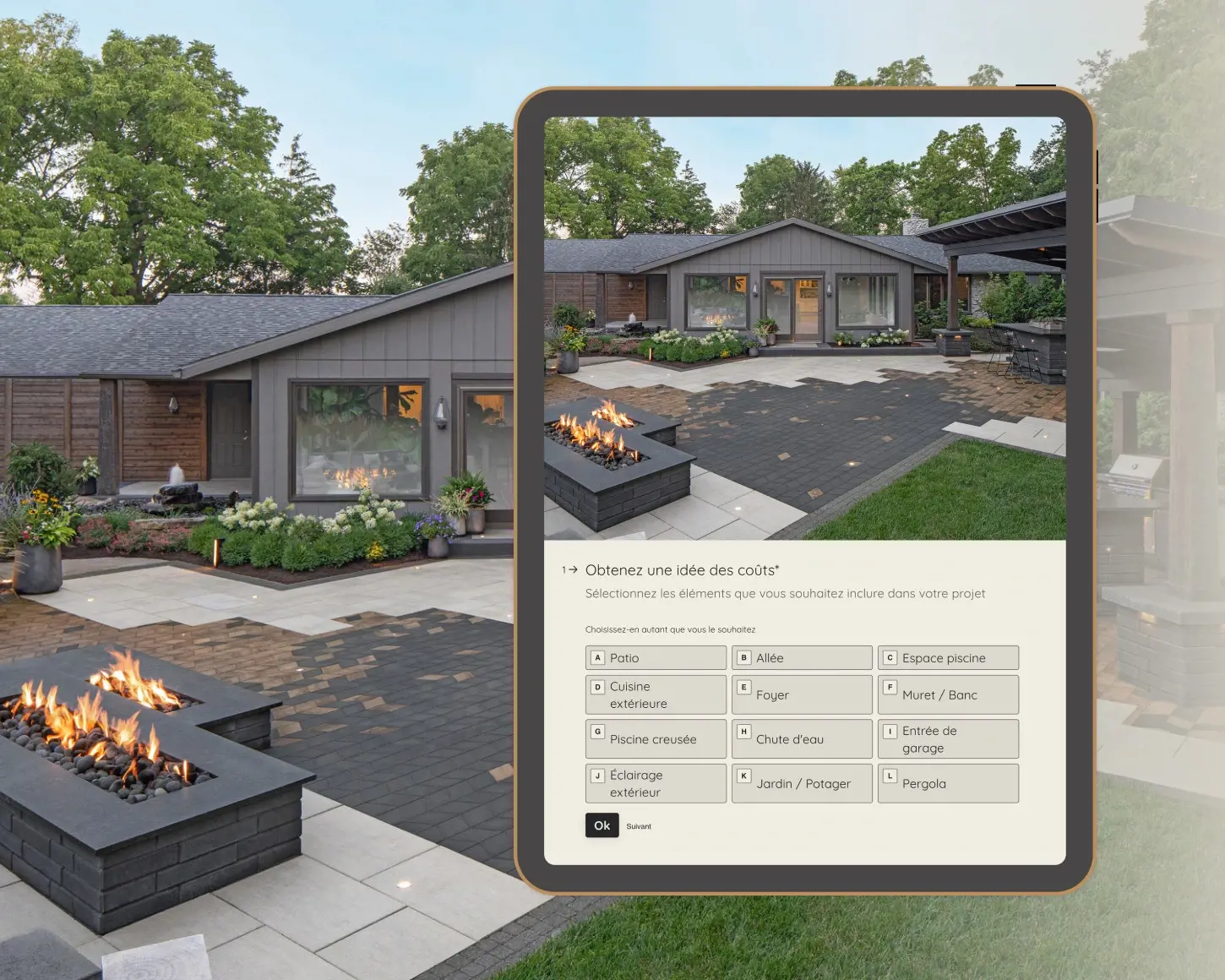 Aménagement paysager moderne de cour arrière avec dalles Techo-Bloc, comprenant un foyer, une terrasse, une cuisine extérieure et une allée, affiché sur une tablette pour une estimation interactive du coût du projet.