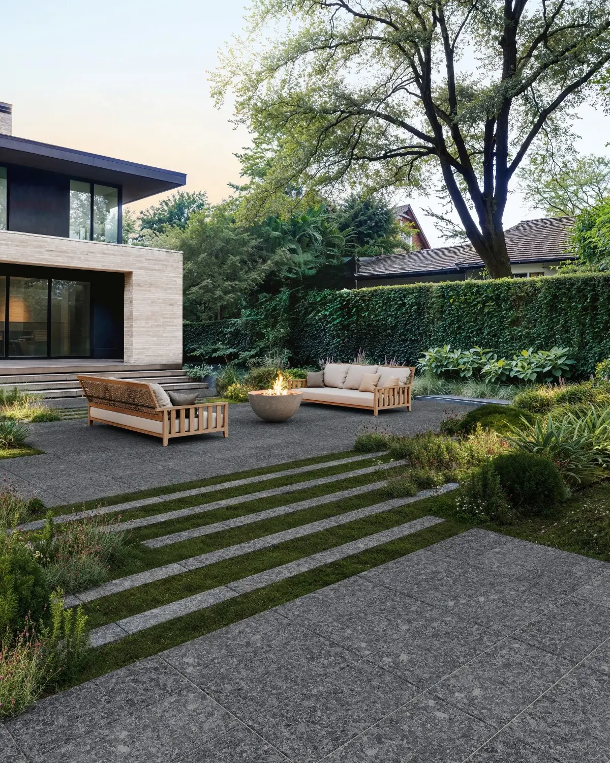 Aménagement résidentiel moderne avec dalles, marches et allées terrazzo Techo-Bloc conçues pour des applications extérieures polyvalentes