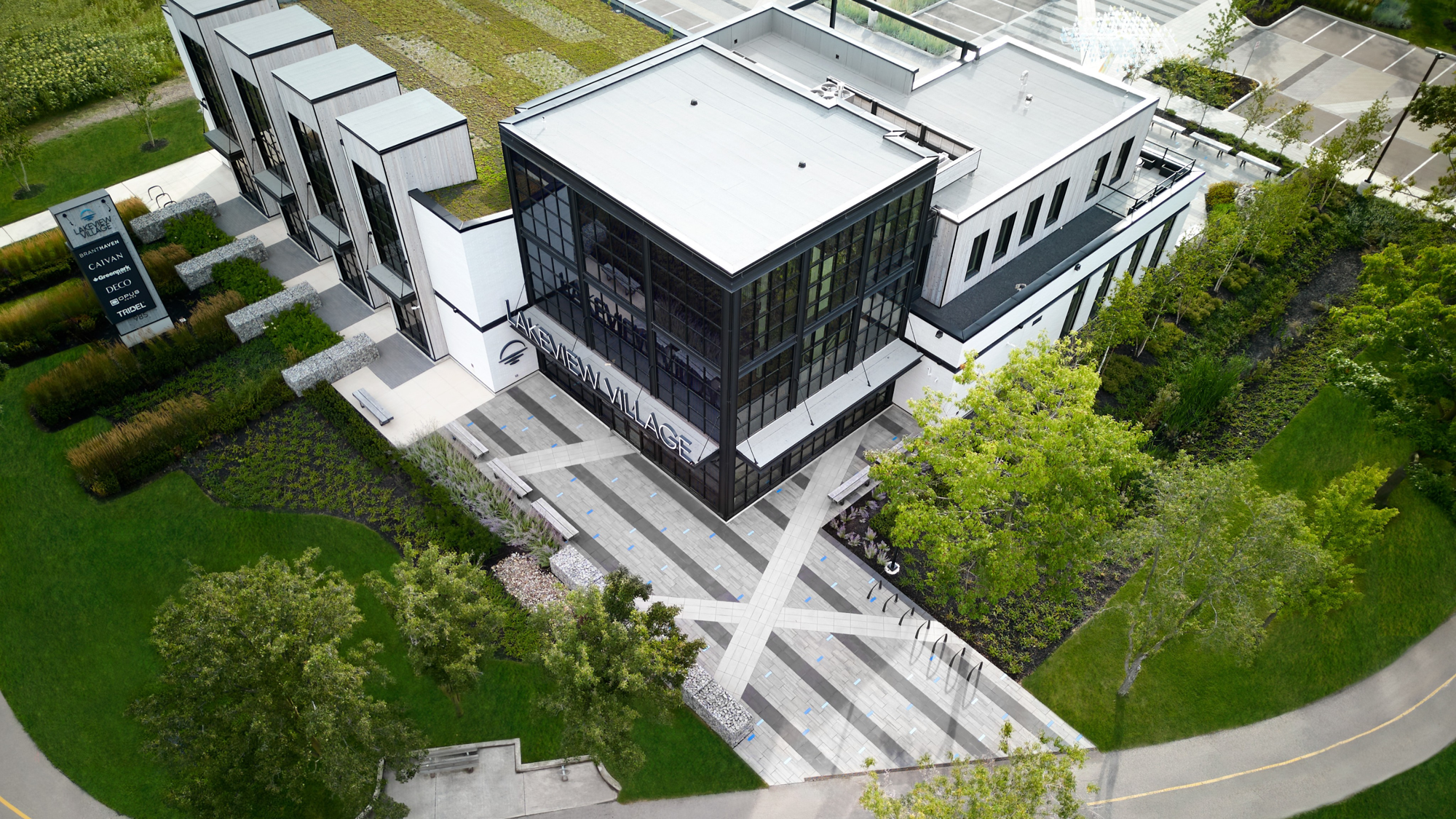 Vue aérienne du Lakeview Village avec parvis en pavés Industria HD² Smooth de Techo-Bloc intégré au design civique.