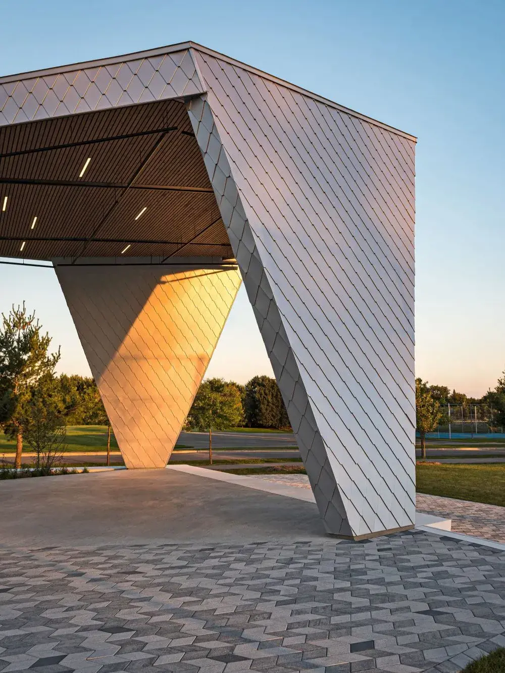 Place du Parc Philippe-Villeneuve pavée de dalles Diamond HD² Smooth en agencements géométriques entourant la scène sculpturale.