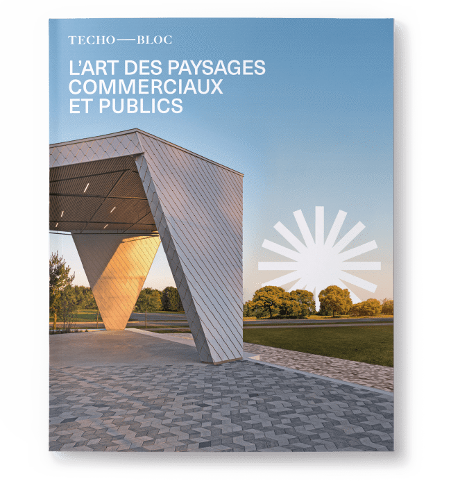 Couverture du catalogue commercial Techo-Bloc présentant une installation extérieure moderne avec des éléments architecturaux géométriques.