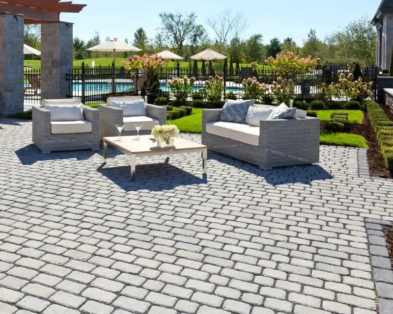 Patio extérieur élégant en pavés Villagio de Techo-Bloc, disposés en motif pavé ancien, offrant un espace intemporel et plein de caractère avec une surface stable et sans mortier.
