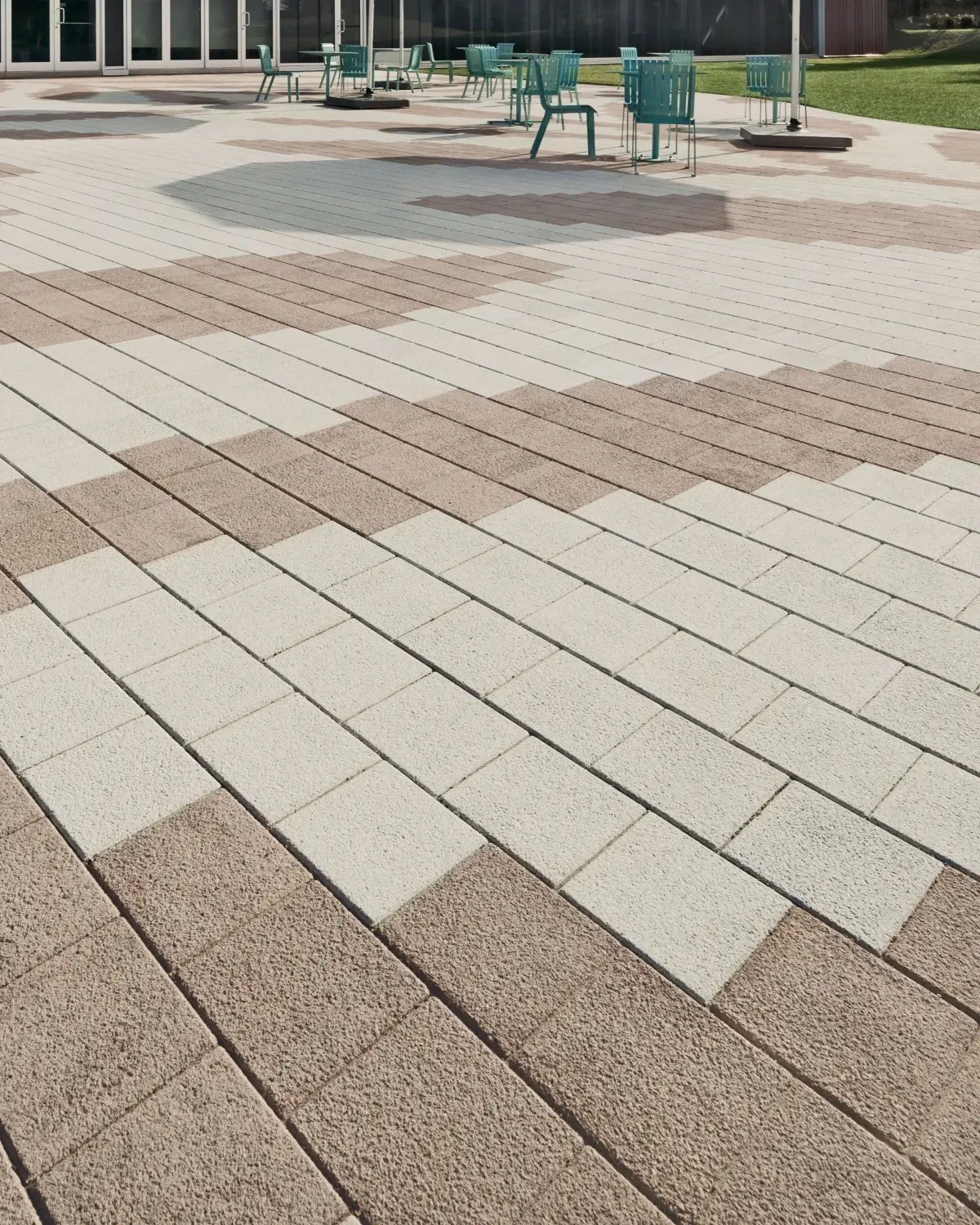 Gros plan sur pavés Industria HD² Granitex de Techo-Bloc en Beige Crème et Brun Châtaigne, créant des allées piétonnes structurées.