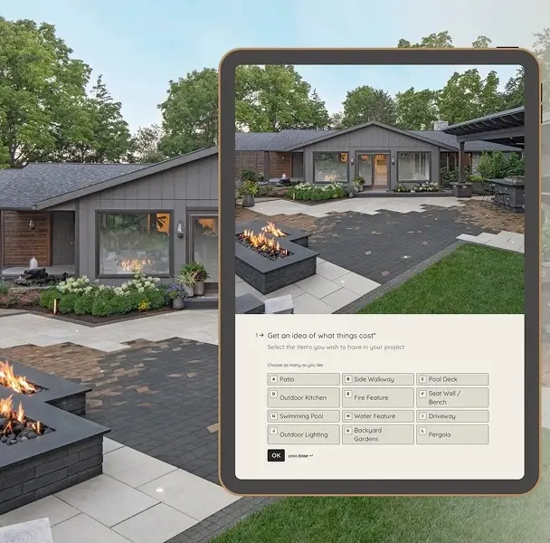 Cour arrière résidentielle avec patio pavé, foyers extérieurs et sièges confortables.