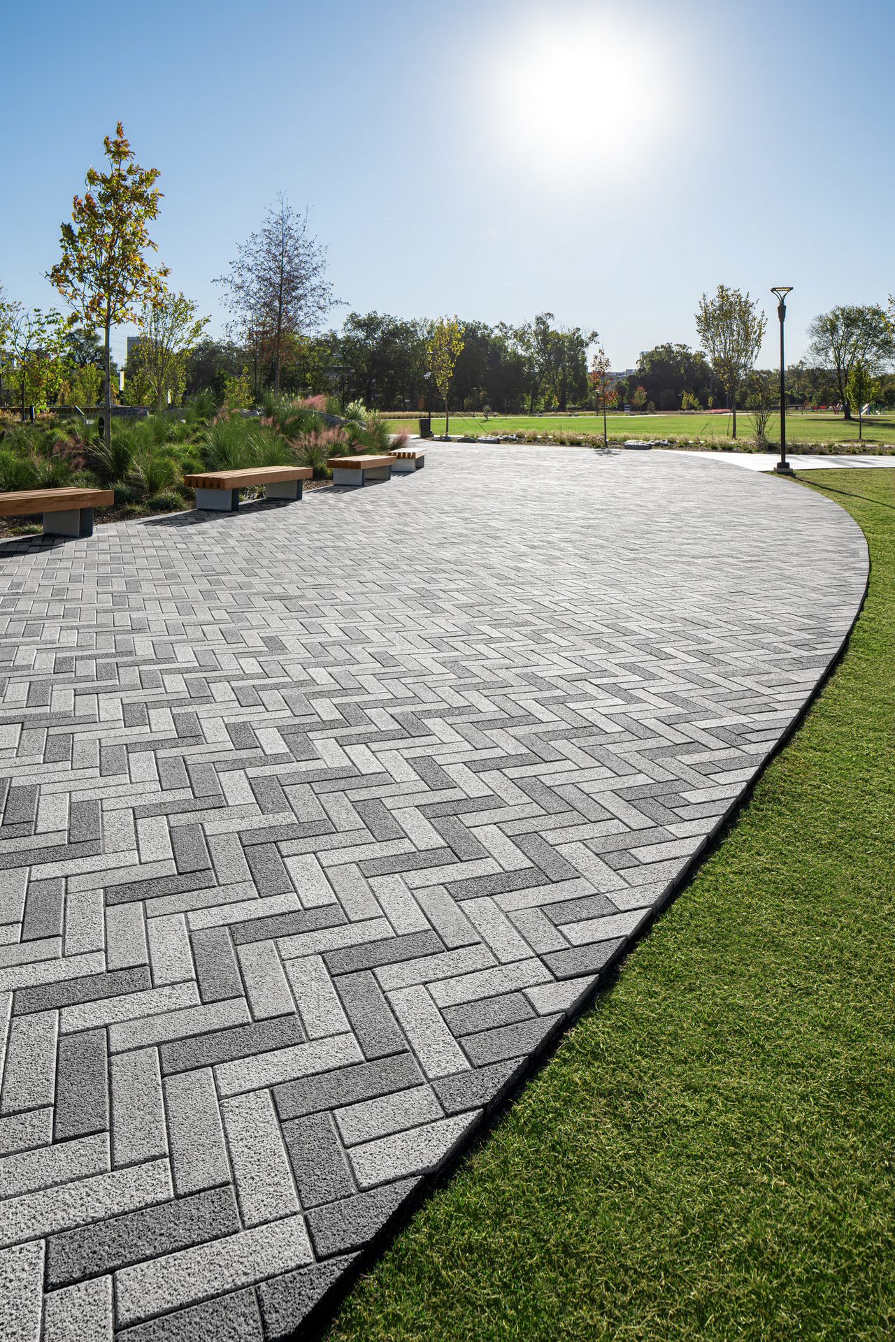 Parc Unity à Greenville en Caroline du Sud, avec le pavé Industria Granitex de Techo-Bloc.
