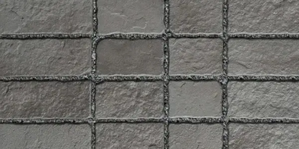 Gros plan sur les pavés Saint-Oxford de Techo-Bloc, avec texture de pierre naturelle et joints marqués pour un style intemporel inspiré des pavés traditionnels.