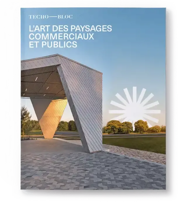 Couverture du catalogue commercial Techo-Bloc présentant une installation extérieure moderne avec des éléments architecturaux géométriques.