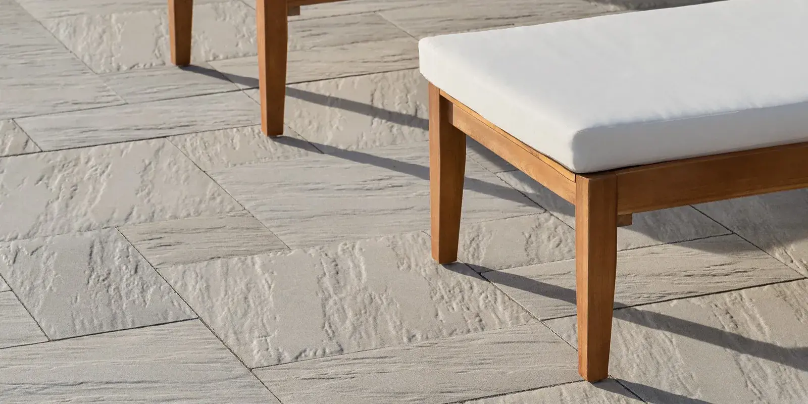 Dalle Everest installée sur un patio extérieur texturé à l’apparence de l’ardoise naturelle