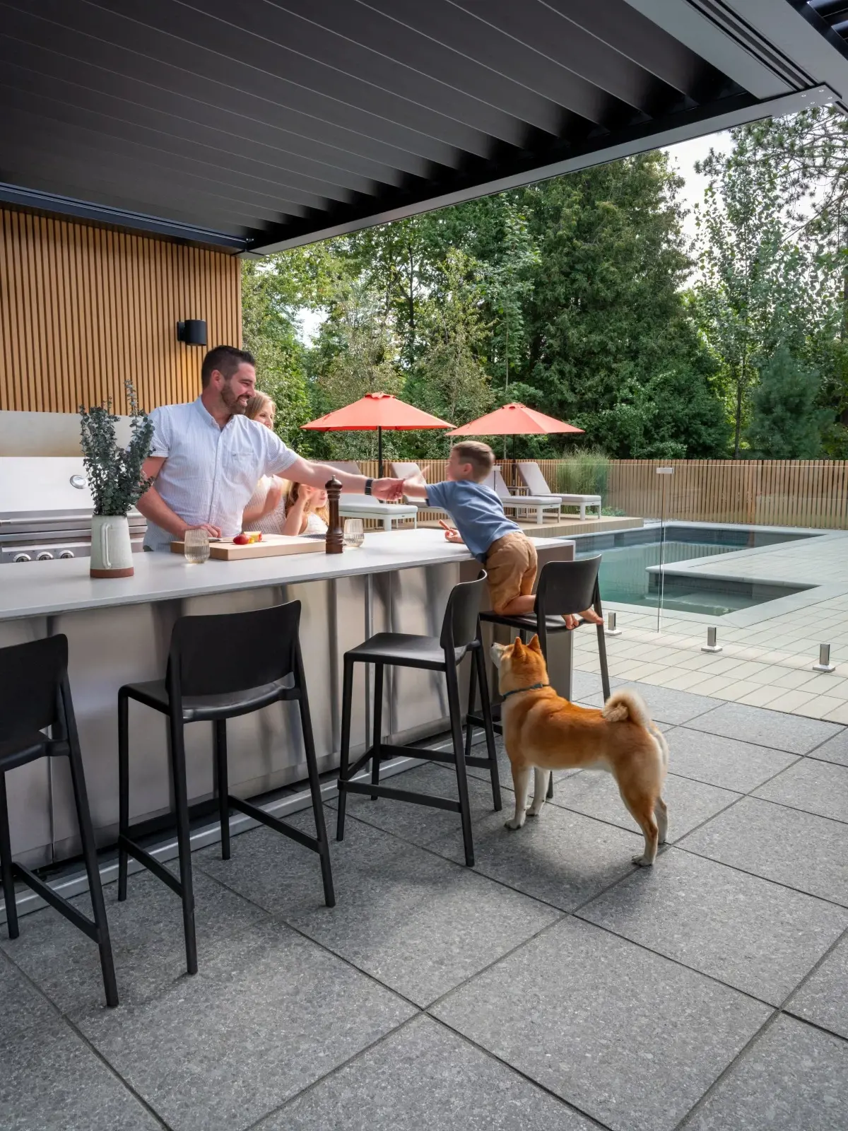 Terrasse extérieure avec dalles terrazzo Techo-Bloc utilisées dans un espace de vie au bord de la piscine au fini lisse et poli