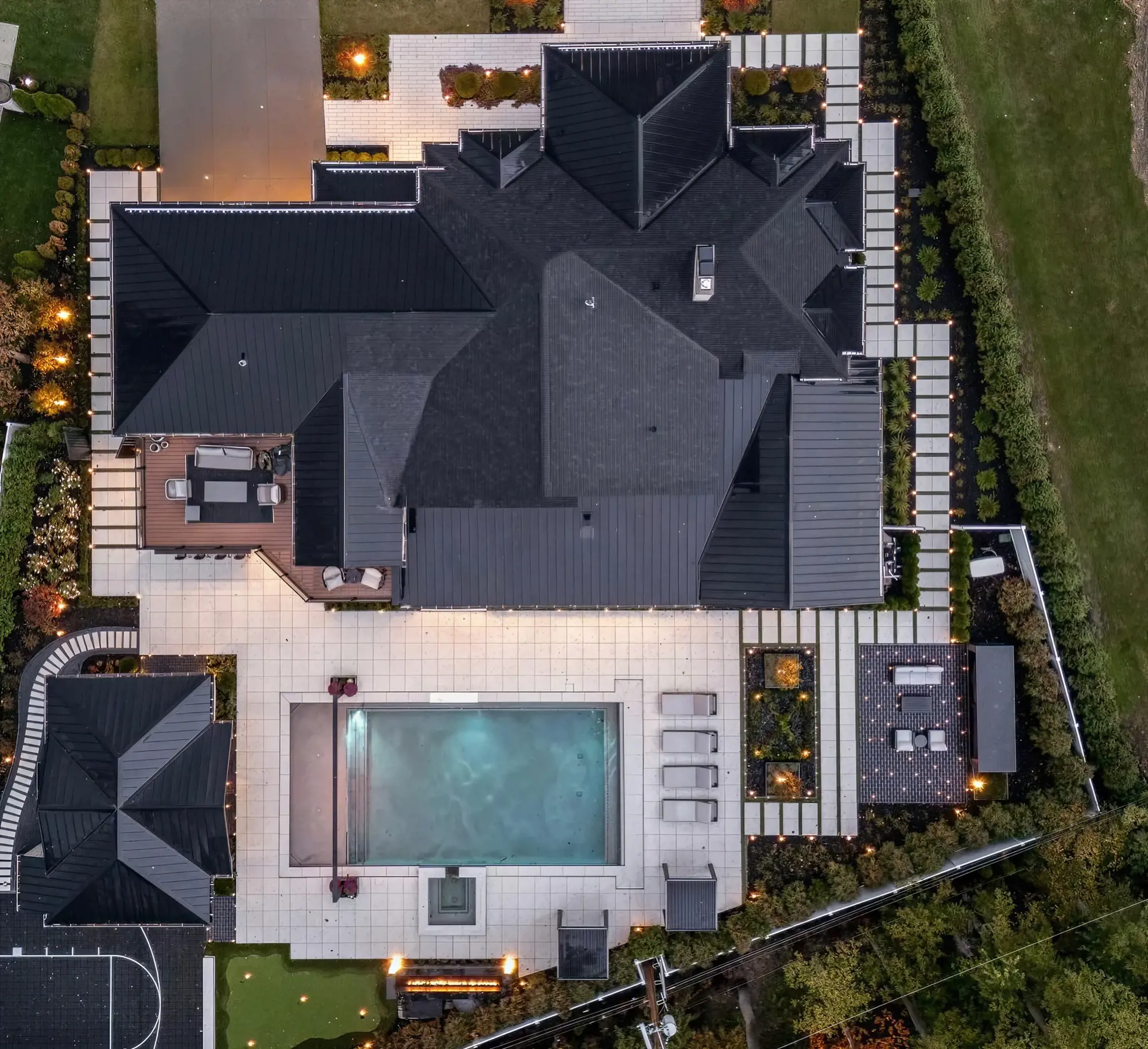 Vue aérienne après la transformation avec piscine, dalles Terrazzo en chevrons et aménagement paysager