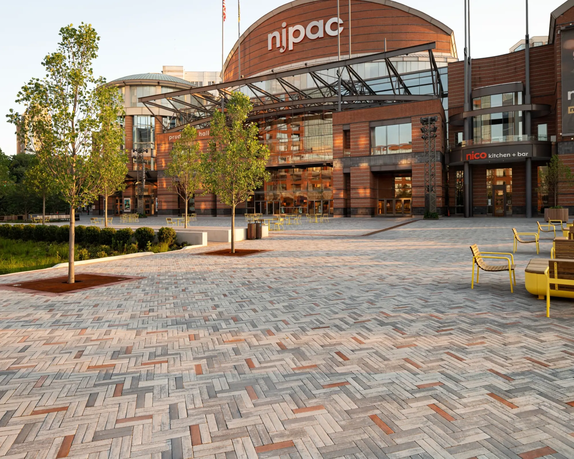 Pavés Westmount HD² Smooth au NJPAC, disposés en chevrons pour encadrer l’entrée et former une place publique accueillante.