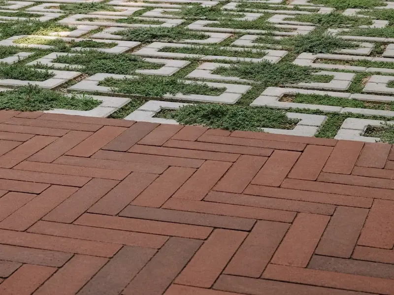Gros plan d’un aménagement de cour arrière combinant les pavés Westmount de Techo-Bloc avec les pavés perméables Aquastorm et des joints engazonnés.