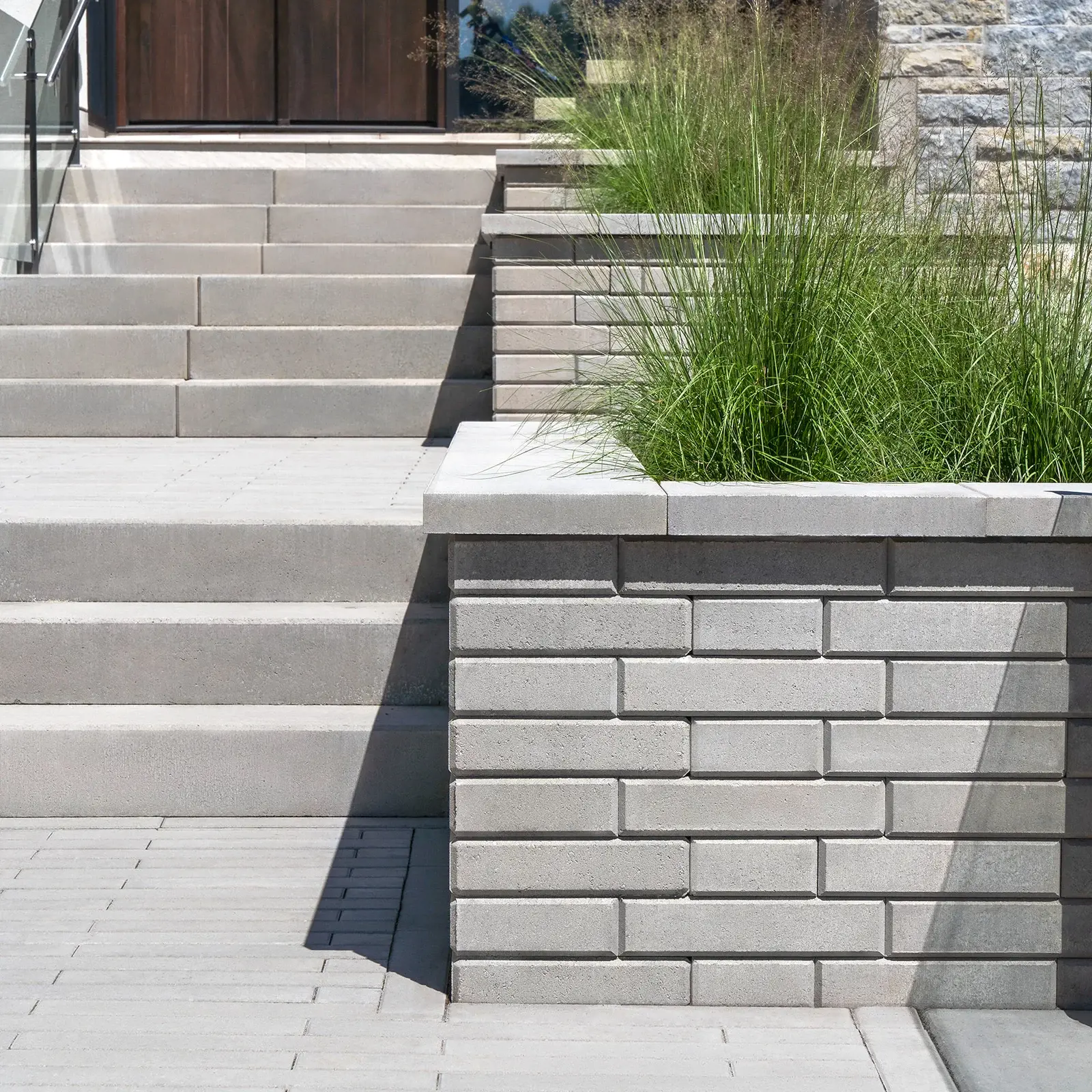 Raffinato Smooth wall in Beige Cream forming a raised planter wall with white coping
