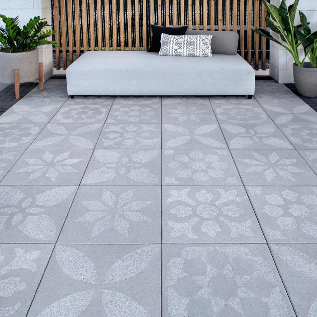 D1200x1200 M A I N patio paver slabs Industria Flora dalle de patio 2023 C A154 Flora Firebowl Chambly Q C20221004 A7iii Flora 00230 (2)
