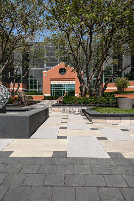 Commercial patio paver slabs Valet dalle de patio 2023 U S167 Crain Headquarters Ocean Valet 02