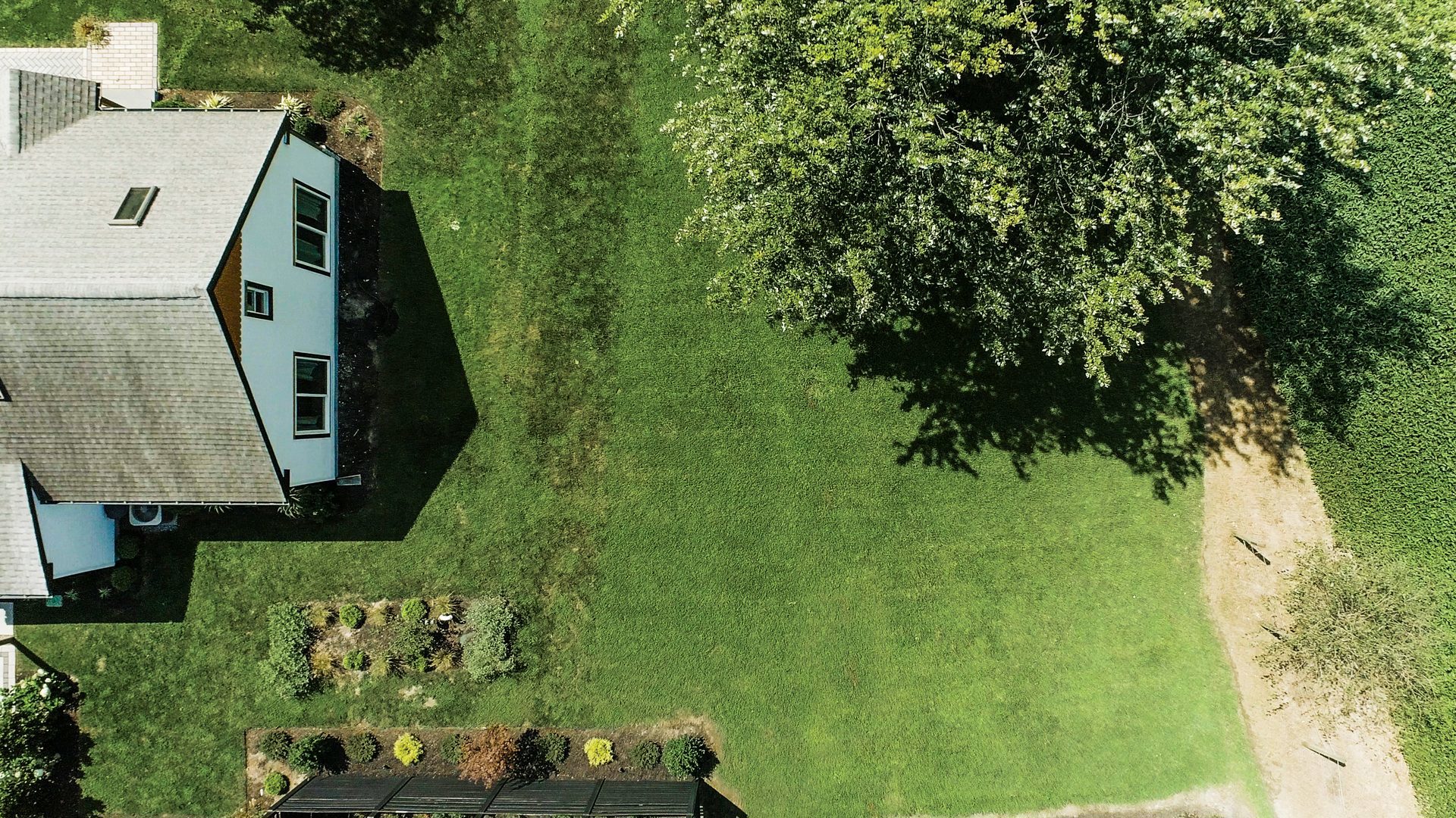 Land lot, Rural area, Grass, Landscape, Garden, Roof, Plain, Lawn, Groundcover, Cottage