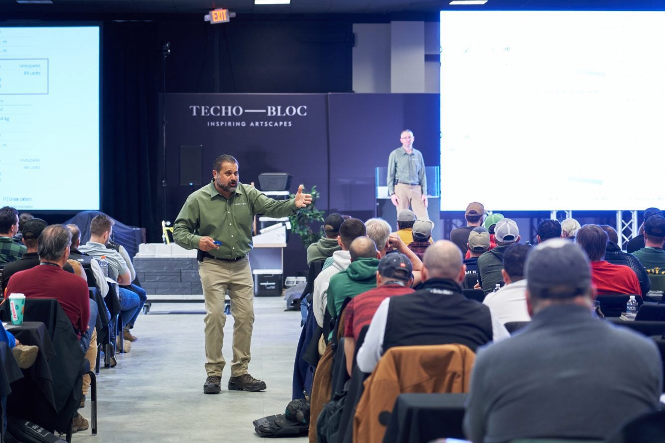 Présentation éducative animée par Techo-Bloc auprès de professionnels de l’industrie sur les pratiques de conception et d’installation durables