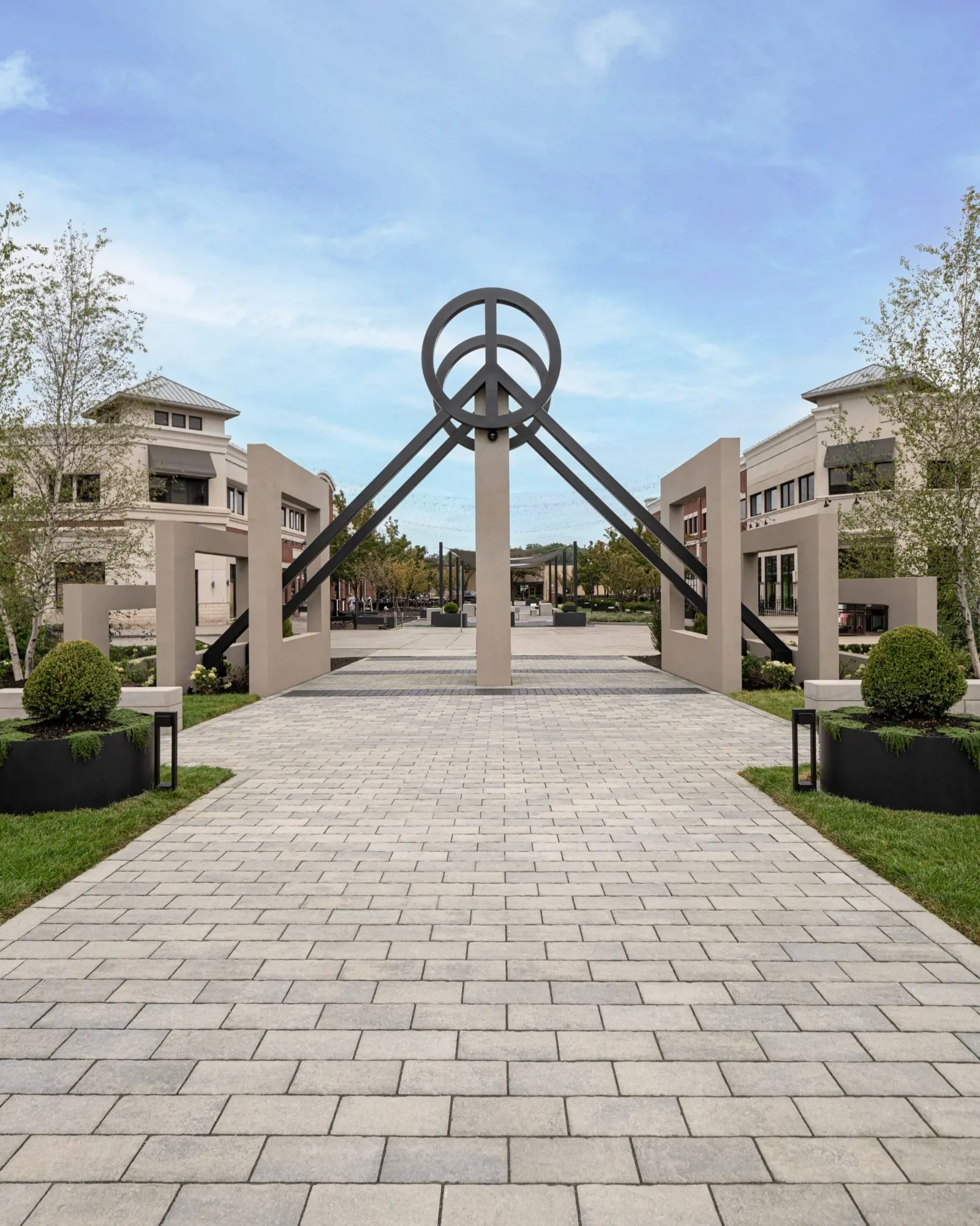 Entrée du Peace Park à Dearborn en pavés Blu 60 Slate de Techo-Bloc en gris schiste, créant une allée publique intemporelle.