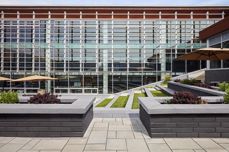 Commercial modern wall caps and pool coping Raffinato Cap couronnement et contour de piscine moderne F V3 2020 C A058 West Island college 8186 2