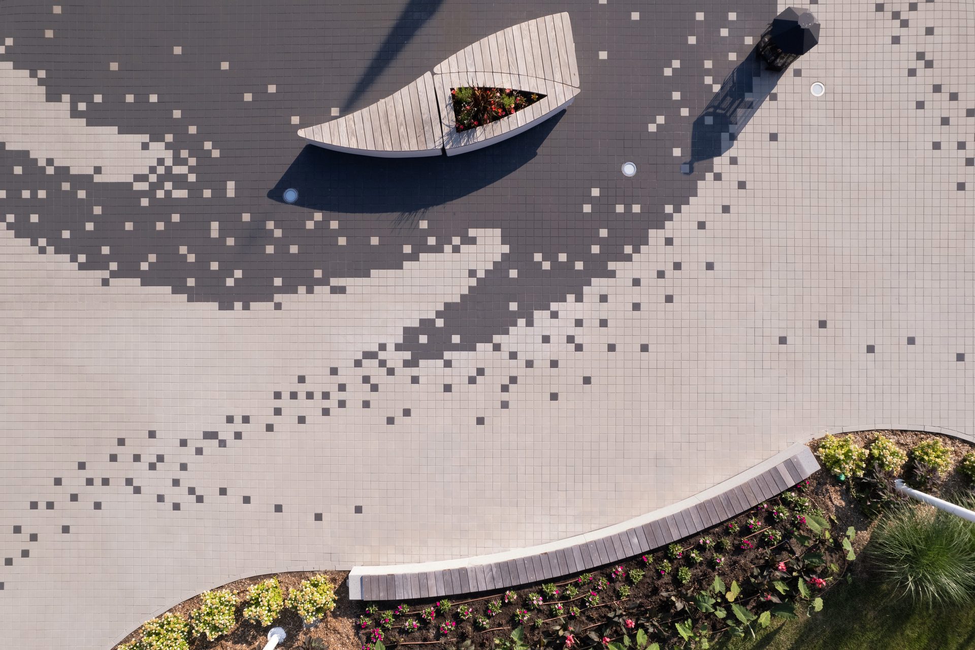 Vue aérienne de la mosaïque créée pour la Place du 350e à l'aide du pavé Industria de Techo-Bloc.