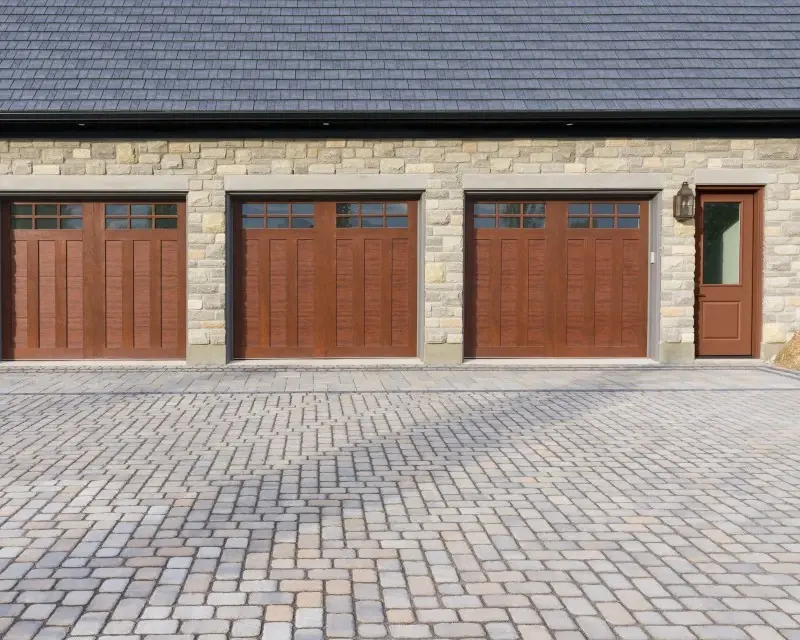 Entrée pavée en pavés Villagio de Techo-Bloc avec motif de pavés anciens, alliant charme traditionnel et surface lisse et moderne pour une allure élégante et durable.