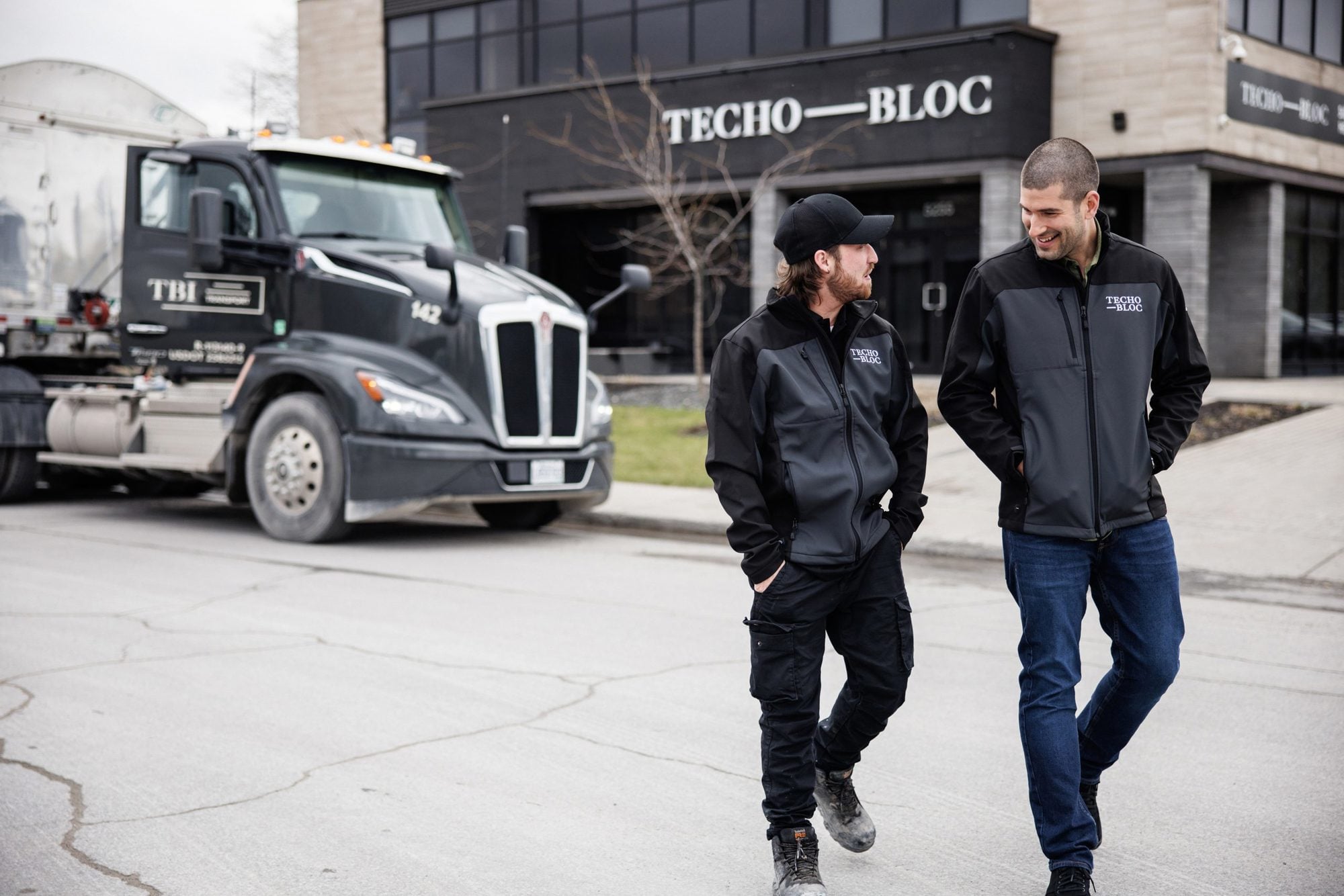 Employés ayant une discussion individuelle dans un environnement de travail, reflétant le mentorat et l’accompagnement professionnel.