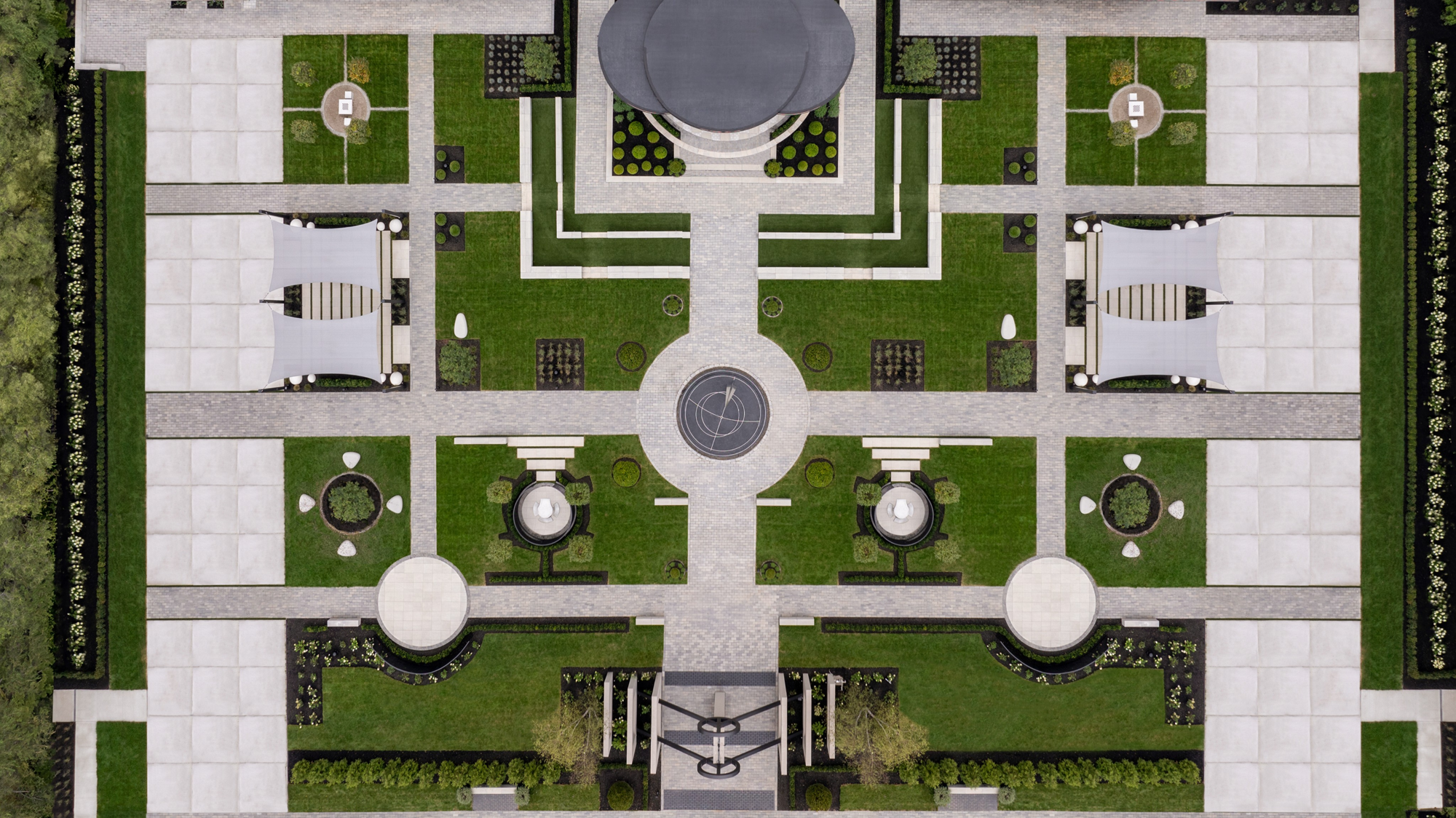 Vue aérienne du Peace Park à Dearborn avec plusieurs produits Techo-Bloc intégrés aux places, allées et espaces verts.