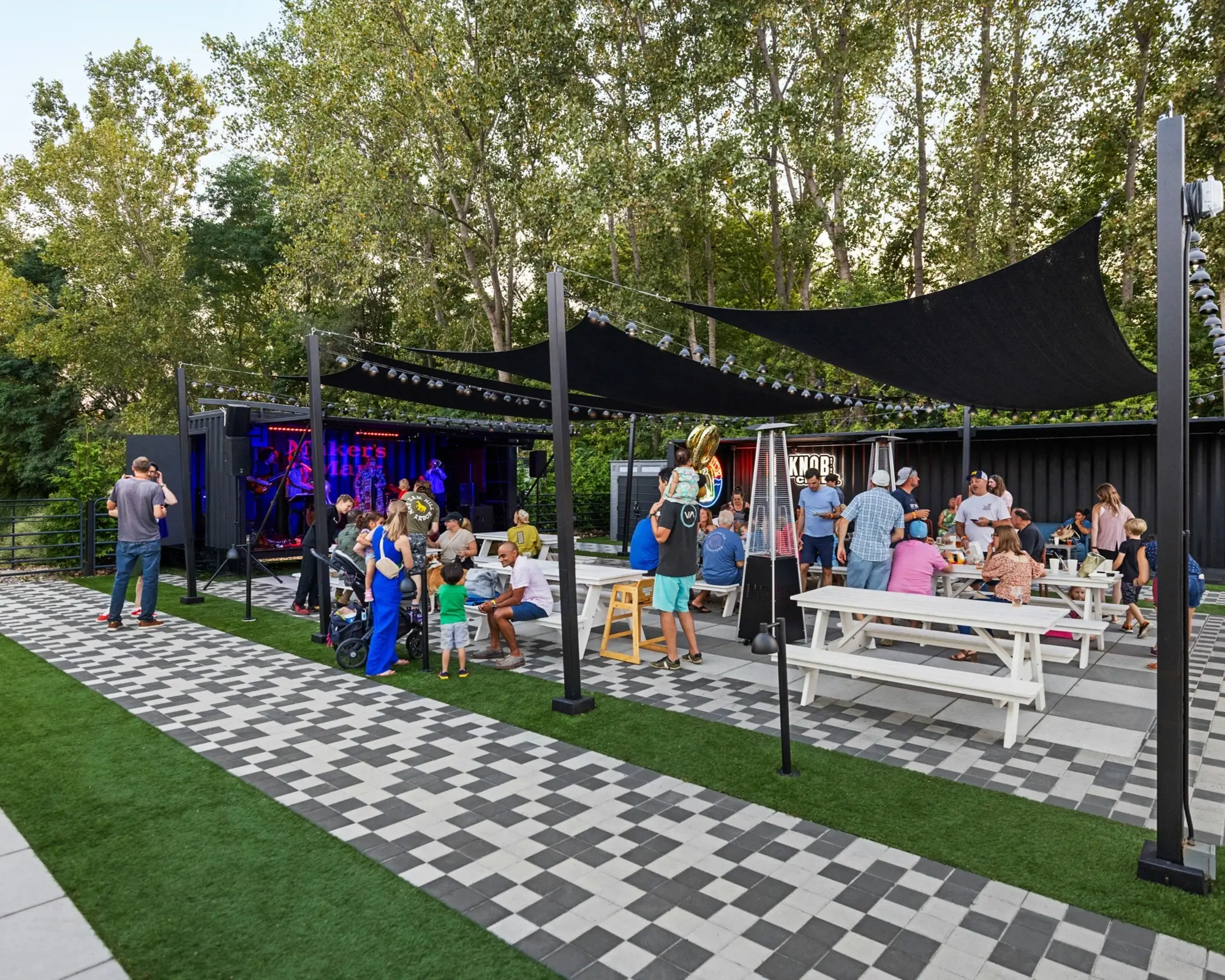 Pavés Industria 150 en disposition modulaire noir et gris au Yard at Sam Hill, reliant la terrasse de repas à la scène extérieure.