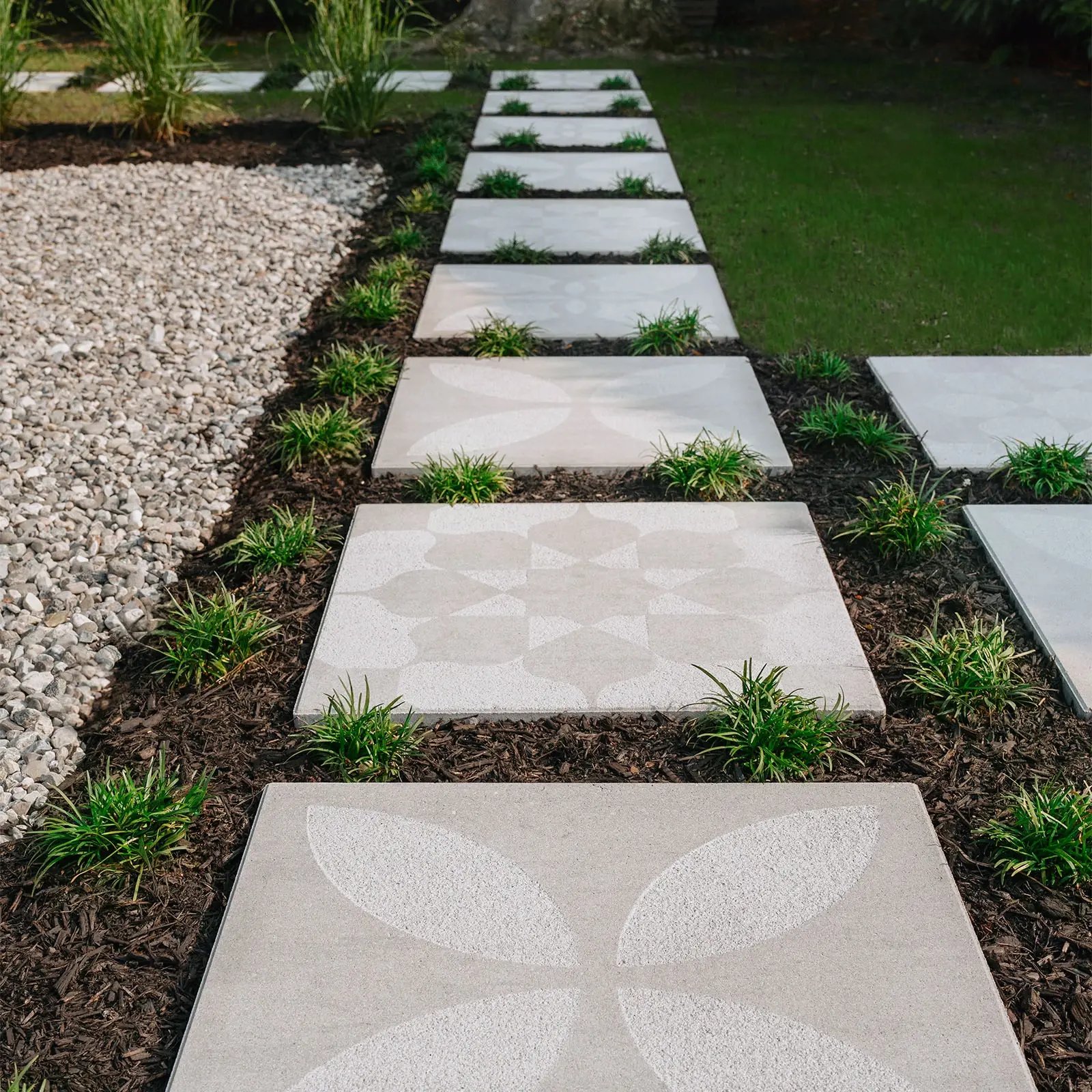 INDUSTRIA 600X600X60 HD², FLORA DAISY, GREYED NICKEL | Techo-Bloc