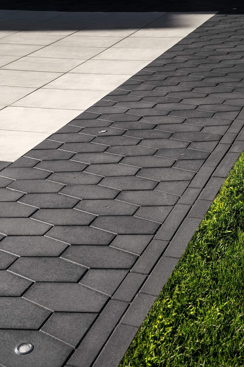 【中古】 Beautiful The’’’’Pavers 6x12 Accent paver – Rock Gardens