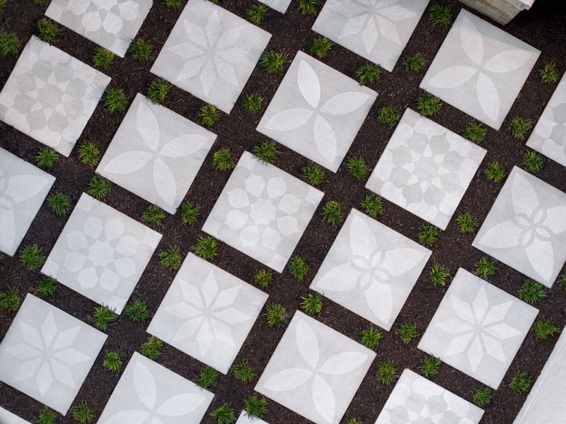 INDUSTRIA 600X600X60 HD², FLORA LILY, GREYED NICKEL | Techo-Bloc