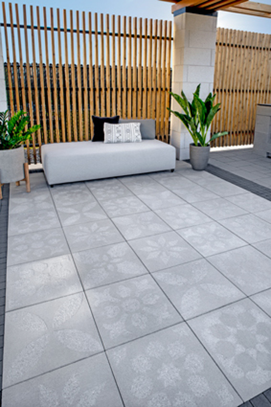 Patio paver slabs Industria Flora dalle de patio 2023 C A154 Flora Firebowl Chambly Q C20221004 A7iii Flora 00185 J N (1)