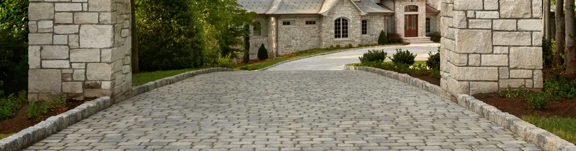 Entrée élégante pavée avec les pavés Villagio de Techo-Bloc, en motif pavé ancien, alliant charme classique et surface moderne pour un style intemporel.