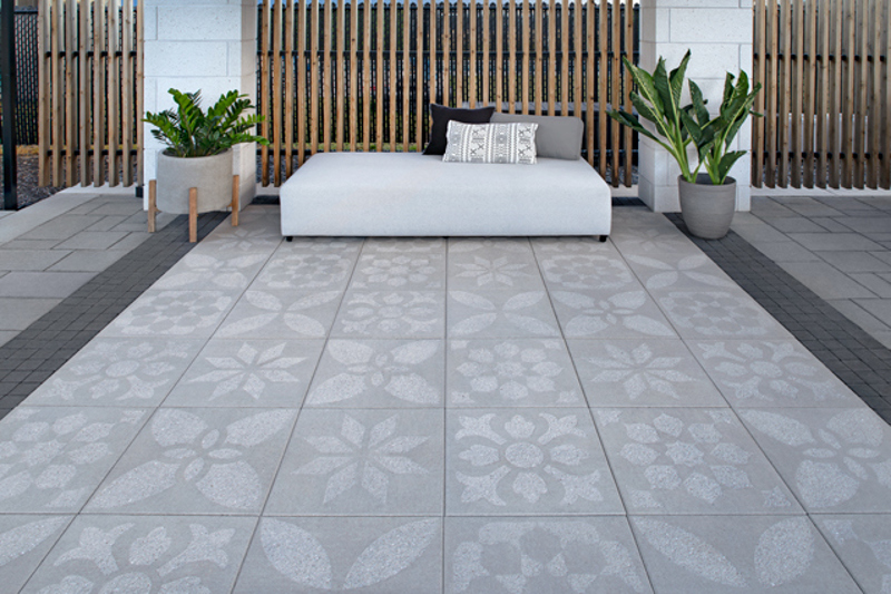 Patio paver slabs Industria Flora dalle de patio 2023 C A154 Flora Firebowl Chambly Q C20221004 A7iii Flora 00235 J N (1)
