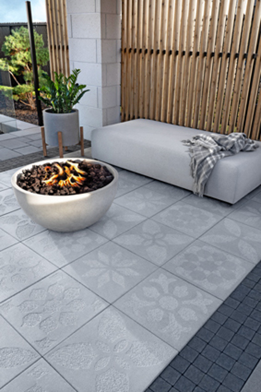 Patio paver slabs Industria Flora dalle de patio 2023 C A154 Flora Firebowl Chambly Q C281 20221003 A7iii Flora 00230 J N (1)