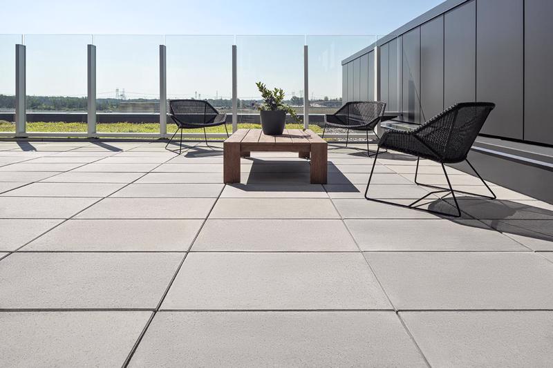 Commercial patio paver slabs Blu 60 Smooth dalle de patio 2022 C A102 Devimco Rooftop Terrasse R A P02325