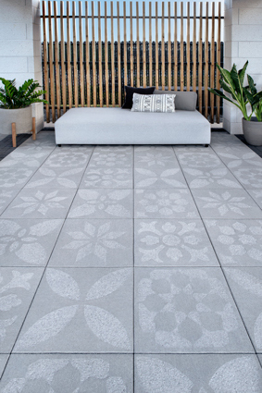 Patio paver slabs Industria Flora dalle de patio 2023 C A154 Flora Firebowl Chambly Q C20221004 A7iii Flora 00230 (1)